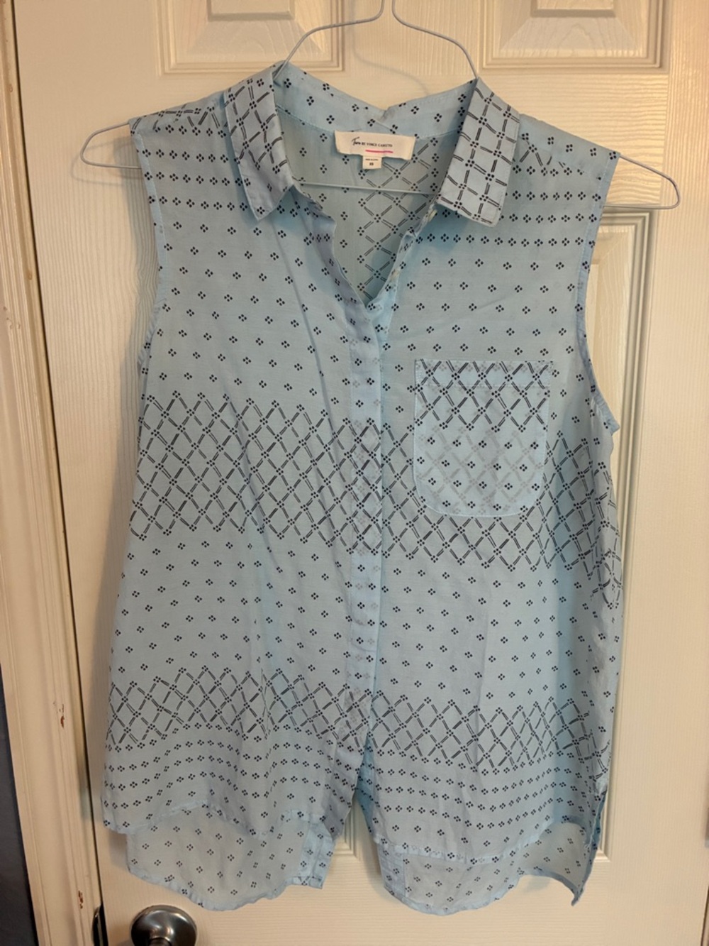 Two by Vince Camuto Light Blue Sleeveless Blouse with Black Geometric Print